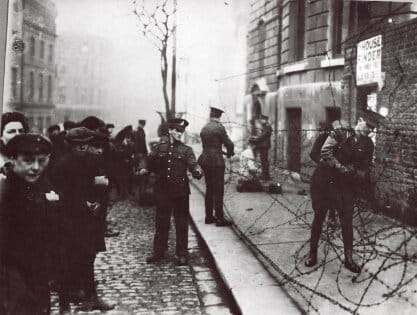 Saoirse evacuation of Dublin City Hall 1921 thumb